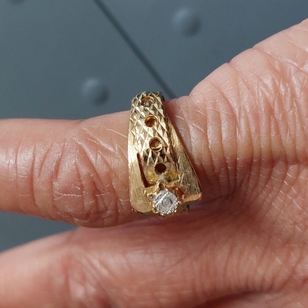 Tiny White Topaz Stone On Gold Tone Buckle Style Band Textured Ring Size 5.75 - Picture 2 of 7